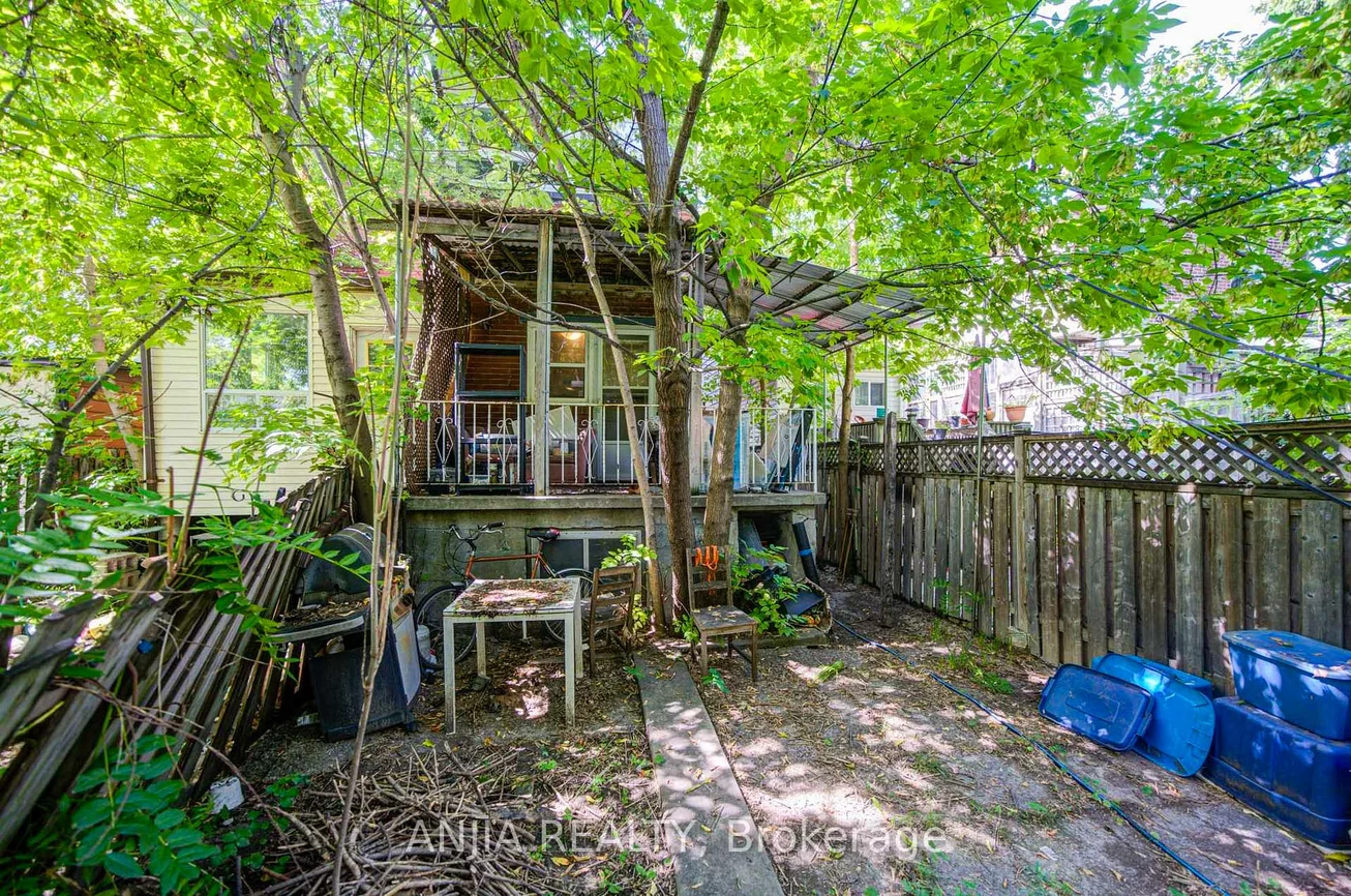 1063, Dufferin, Dovercourt-Wallace Emerson-Junction, Toronto
