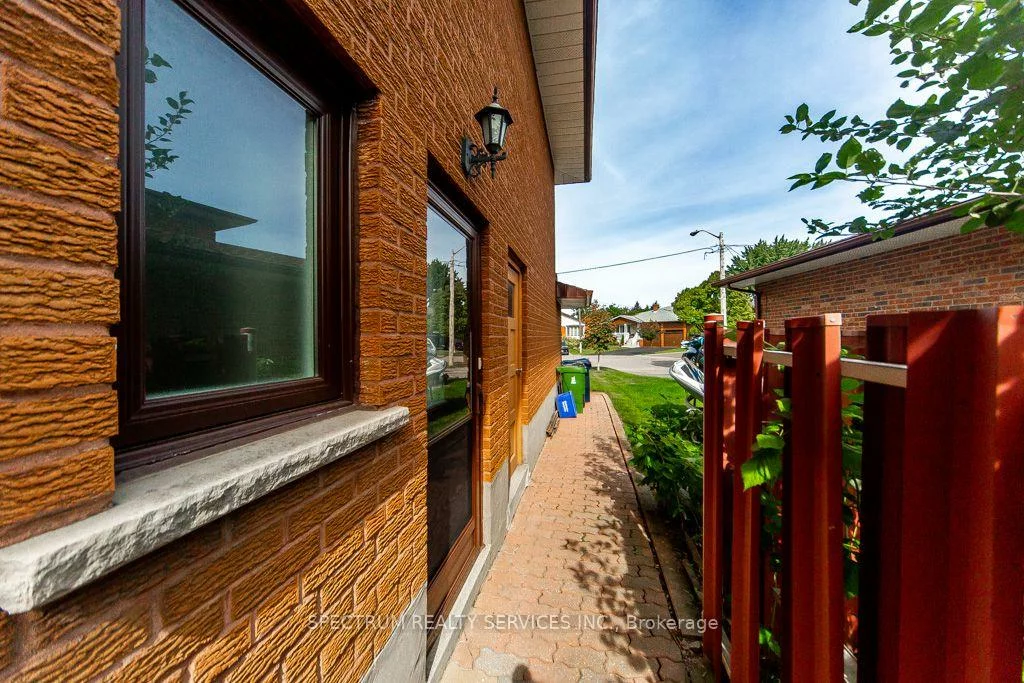 16, Burin, Eringate-Centennial-West Deane, Toronto