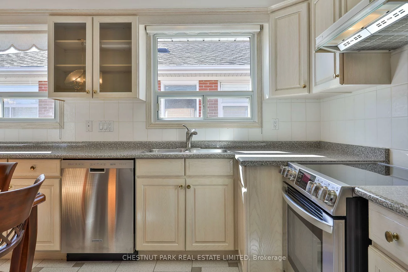 28, Charrington, Glenfield-Jane Heights, Toronto