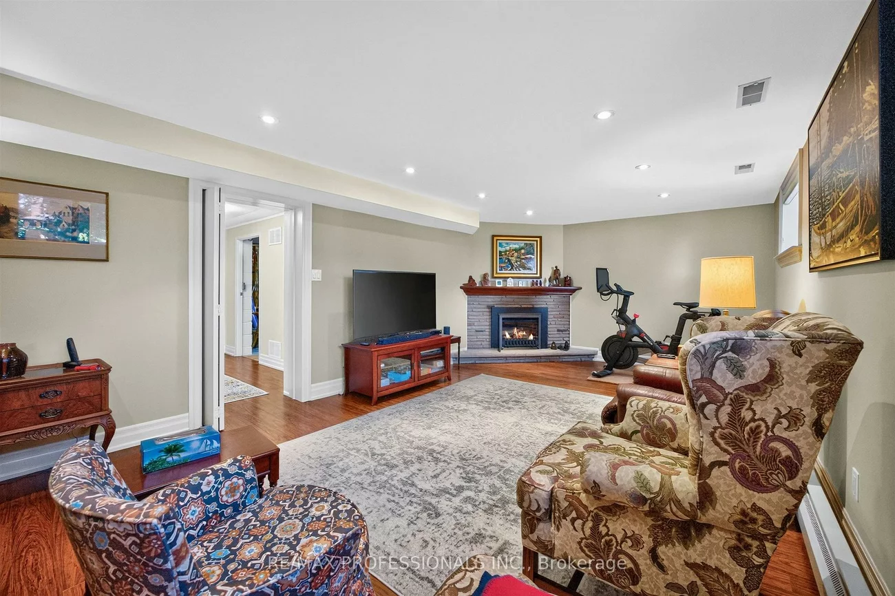 302, La Rose, Willowridge-Martingrove-Richview, Toronto