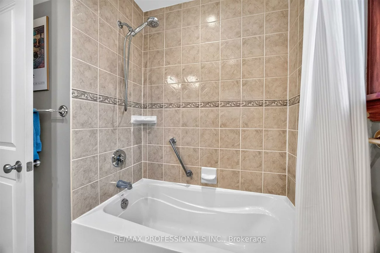 302, La Rose, Willowridge-Martingrove-Richview, Toronto