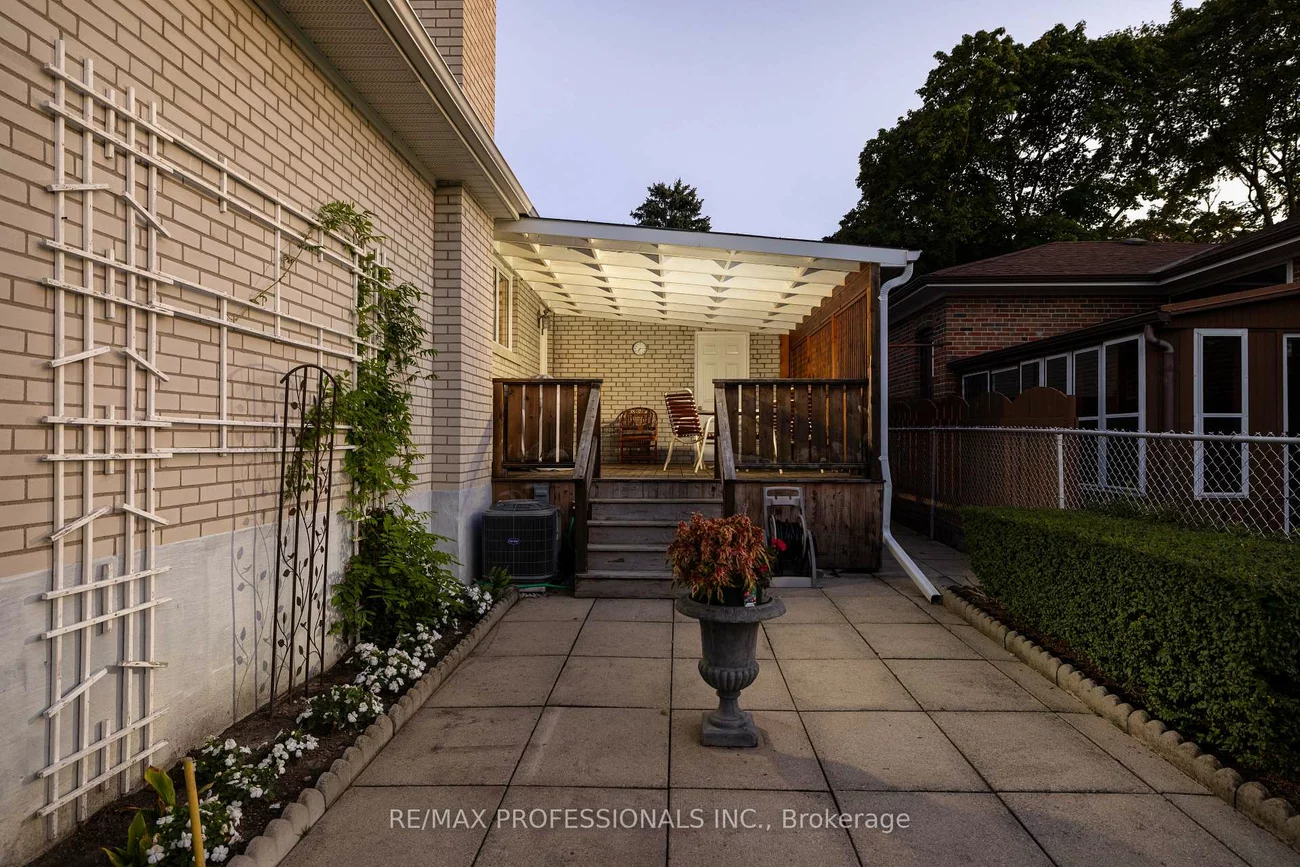 302, La Rose, Willowridge-Martingrove-Richview, Toronto
