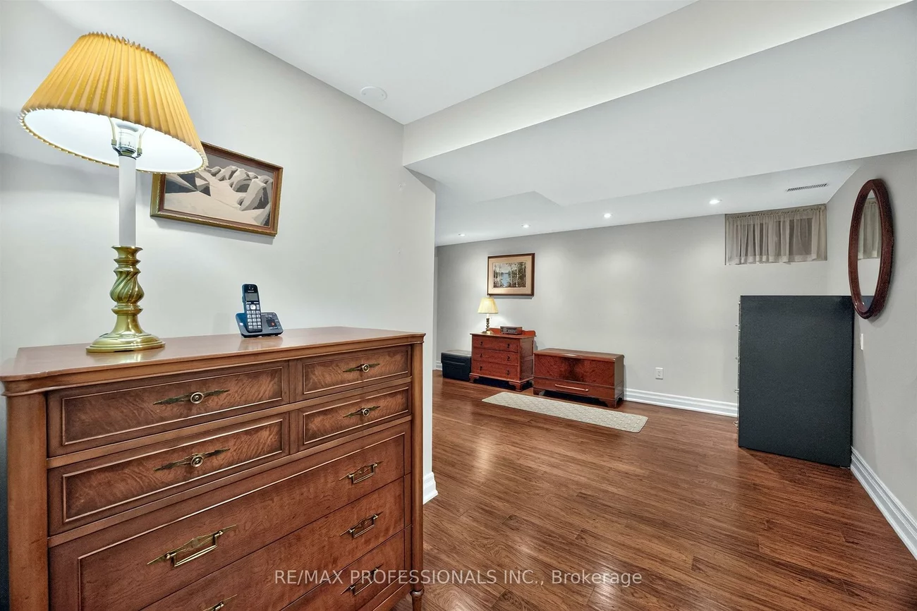 302, La Rose, Willowridge-Martingrove-Richview, Toronto