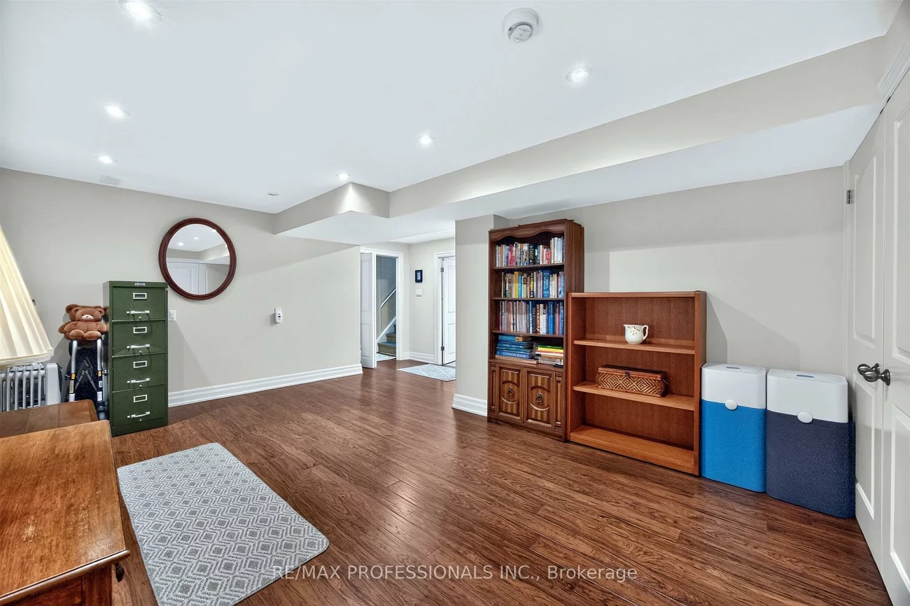 302, La Rose, Willowridge-Martingrove-Richview, Toronto