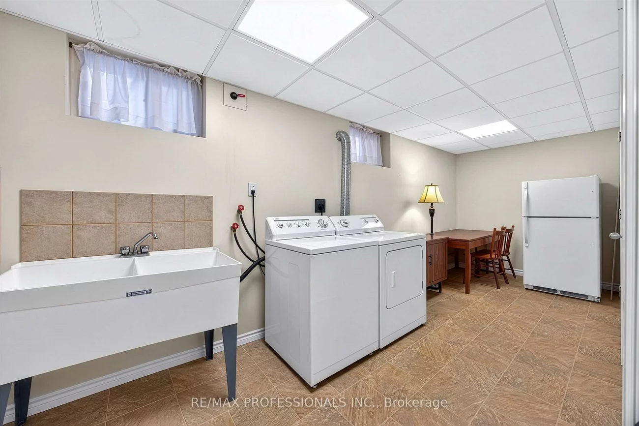 302, La Rose, Willowridge-Martingrove-Richview, Toronto