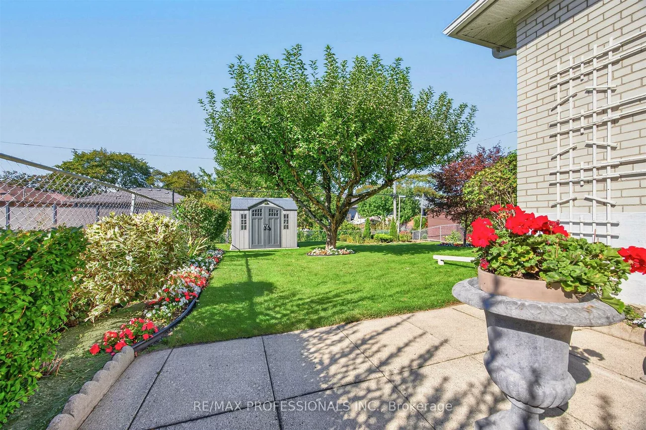 302, La Rose, Willowridge-Martingrove-Richview, Toronto