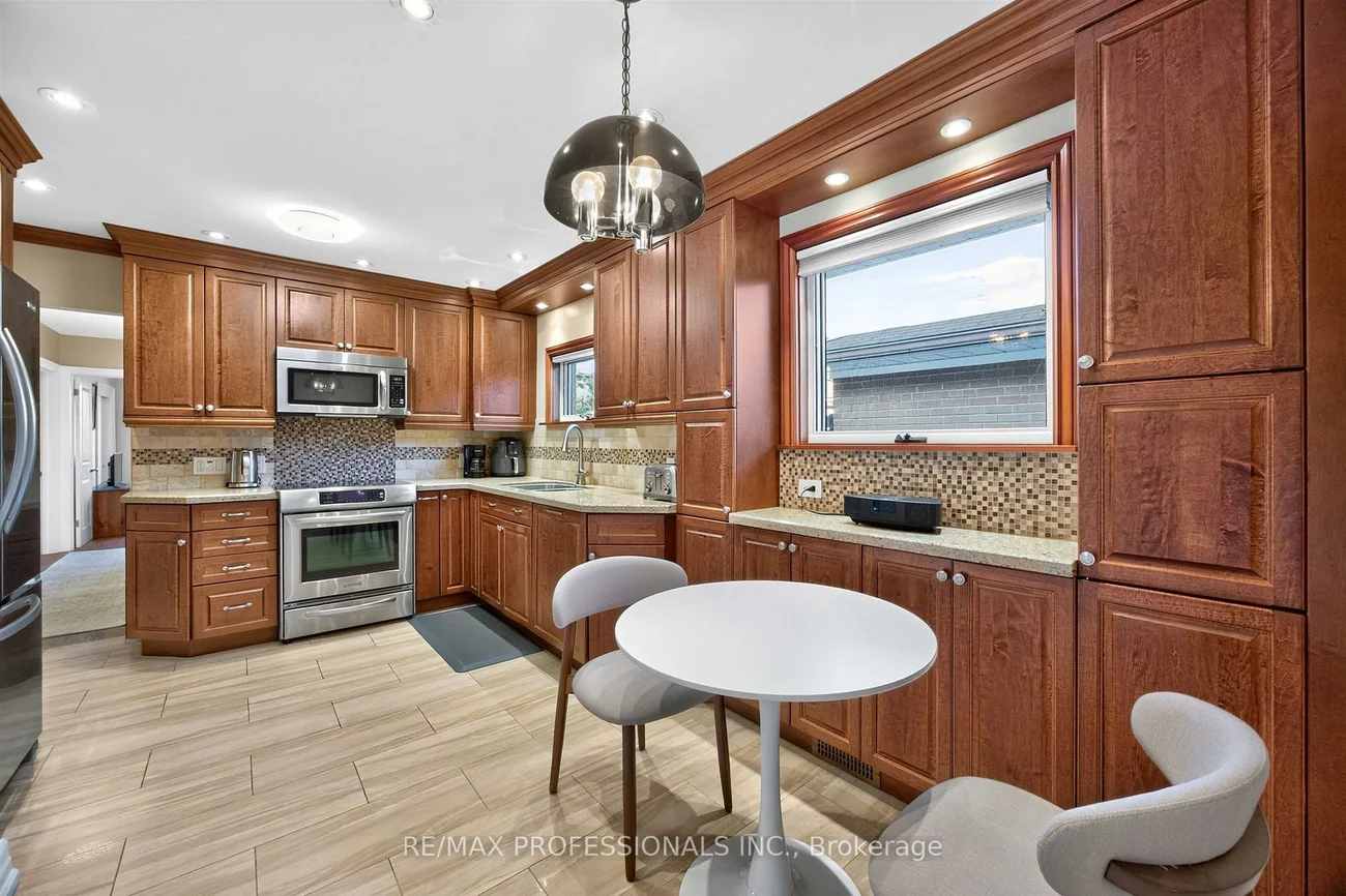 302, La Rose, Willowridge-Martingrove-Richview, Toronto
