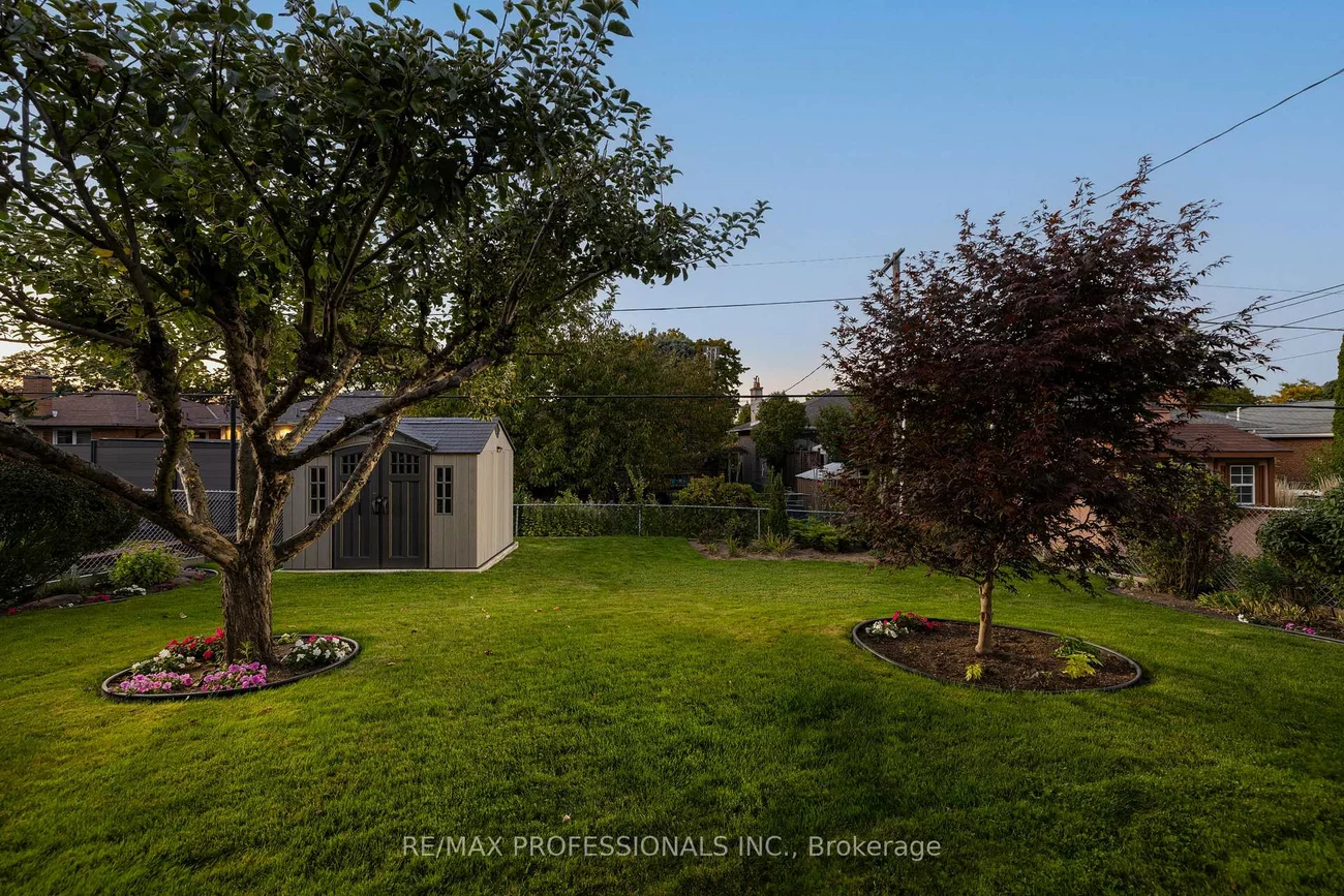 302, La Rose, Willowridge-Martingrove-Richview, Toronto