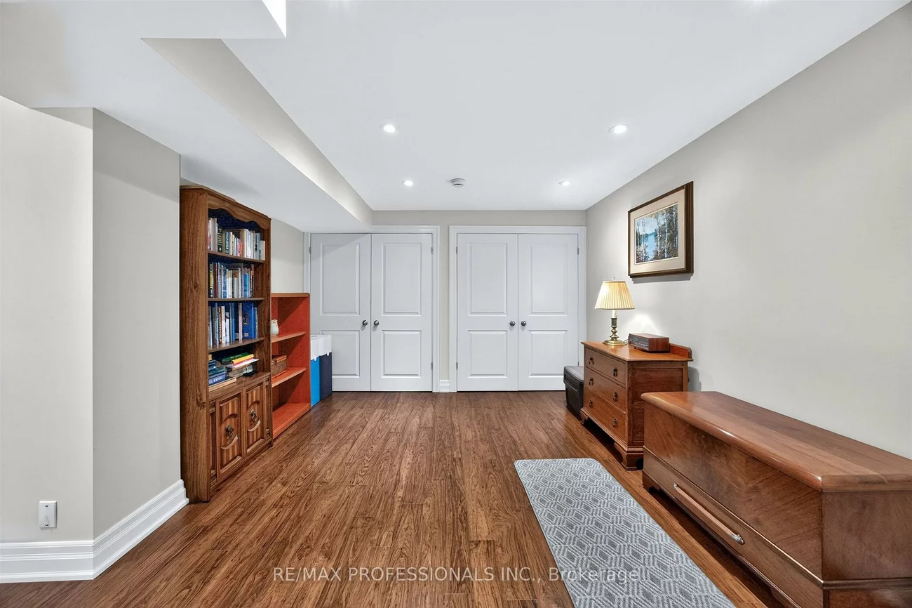 302, La Rose, Willowridge-Martingrove-Richview, Toronto