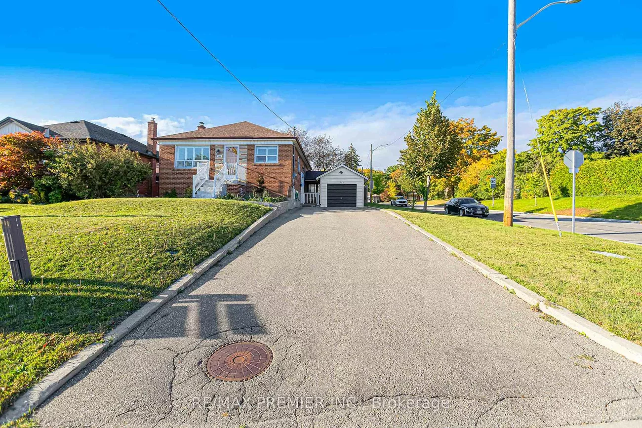 240, Calvington, Downsview-Roding-CFB, Toronto