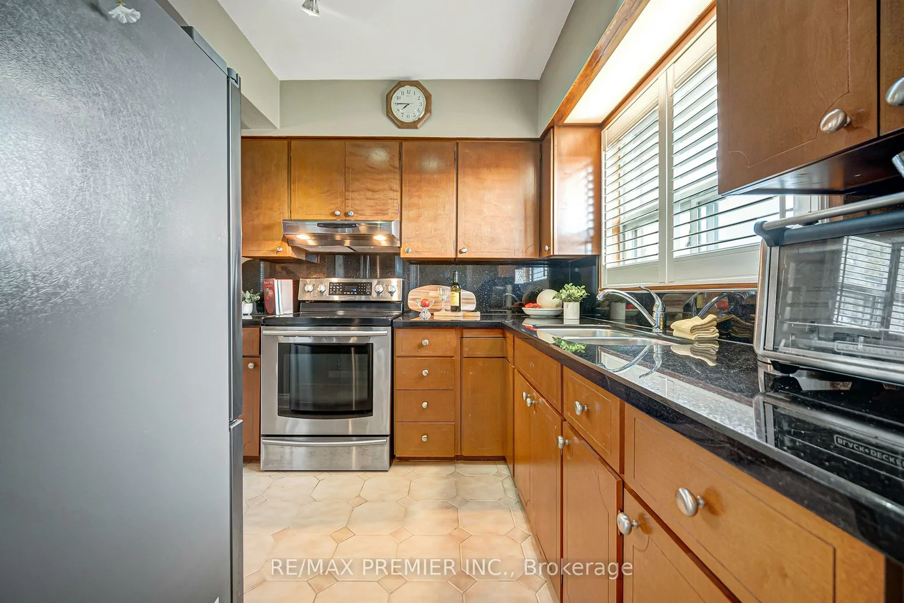 240, Calvington, Downsview-Roding-CFB, Toronto