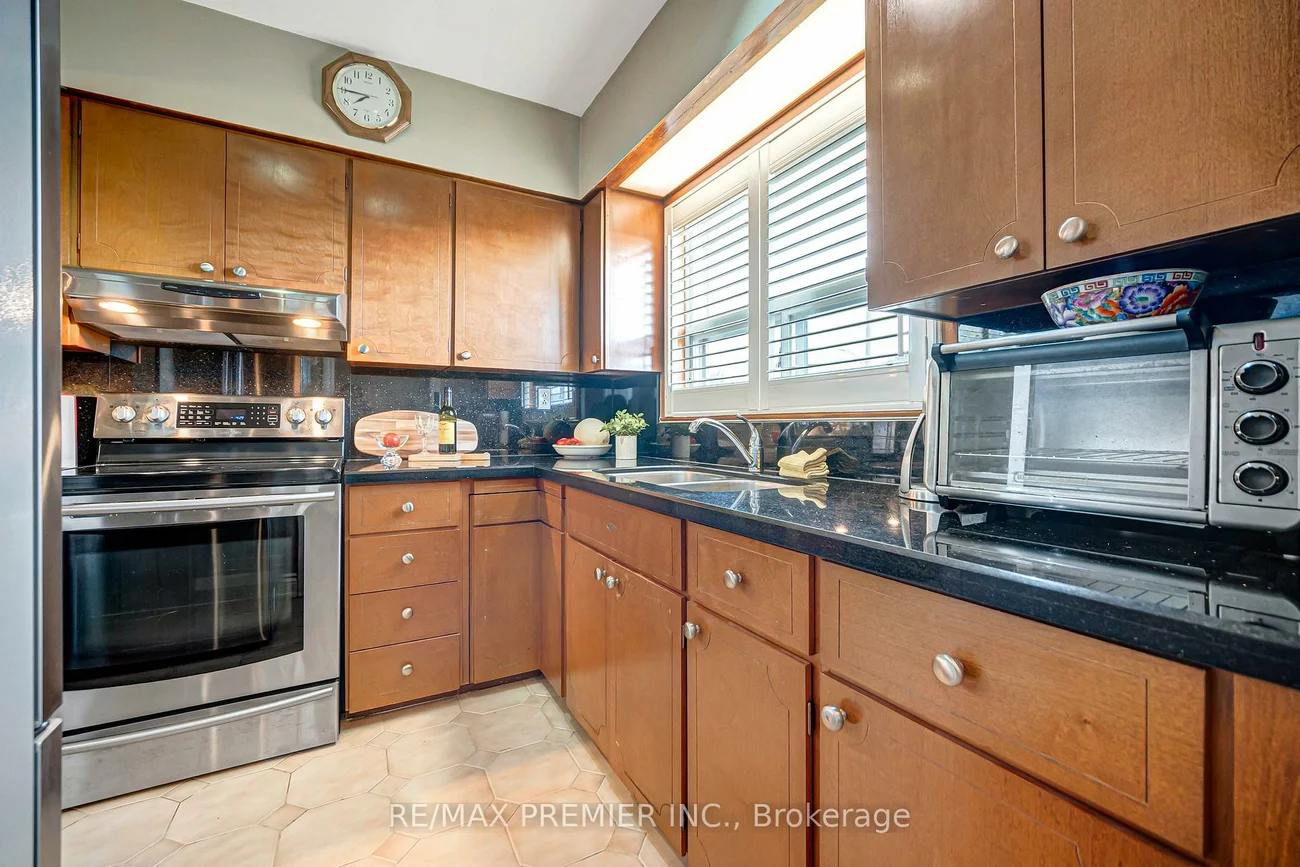 240, Calvington, Downsview-Roding-CFB, Toronto