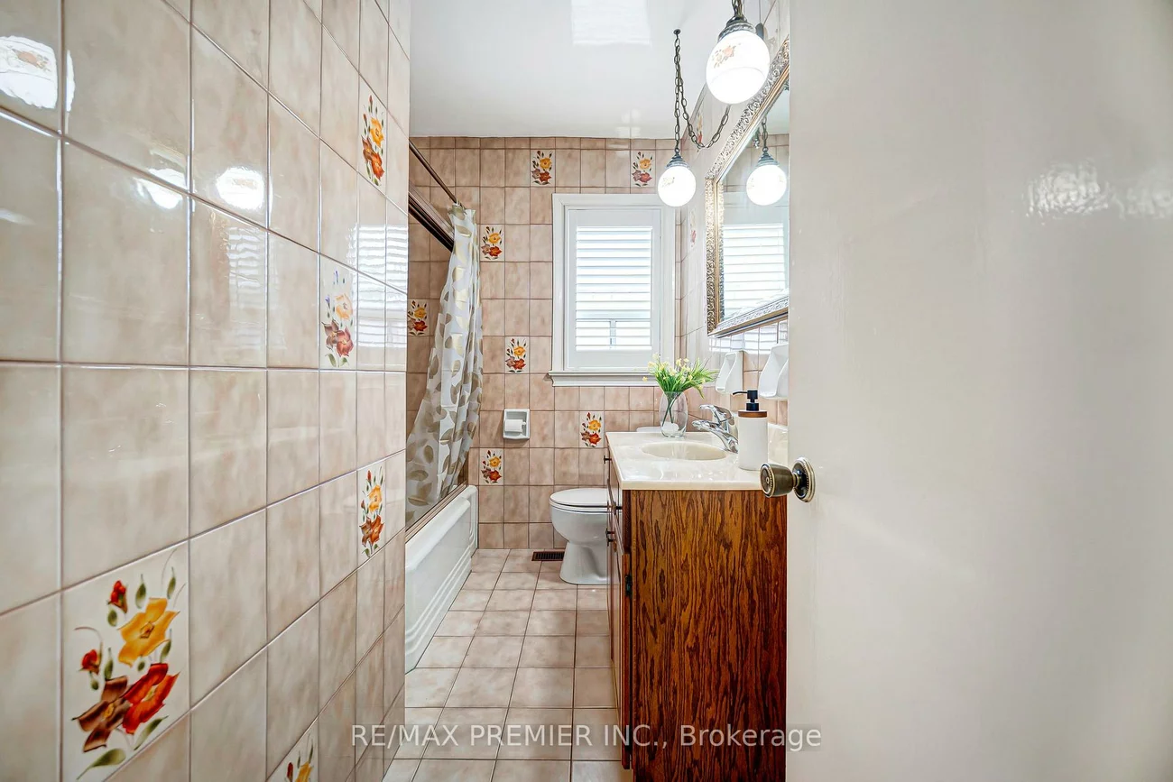 240, Calvington, Downsview-Roding-CFB, Toronto