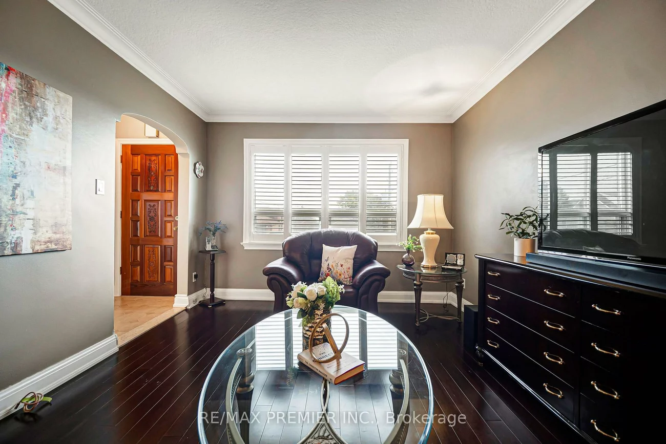 240, Calvington, Downsview-Roding-CFB, Toronto