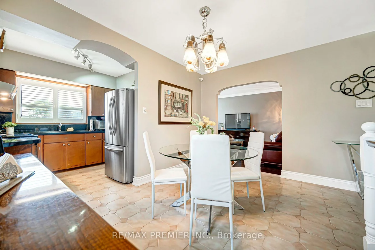 240, Calvington, Downsview-Roding-CFB, Toronto