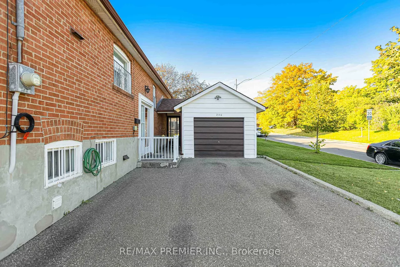 240, Calvington, Downsview-Roding-CFB, Toronto
