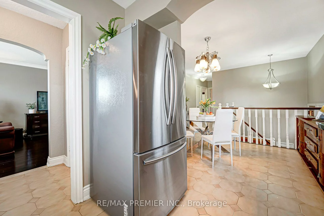 240, Calvington, Downsview-Roding-CFB, Toronto