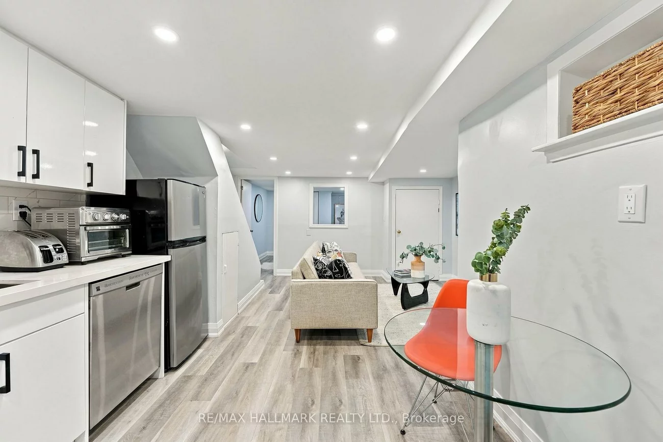 31, Wright, Roncesvalles, Toronto