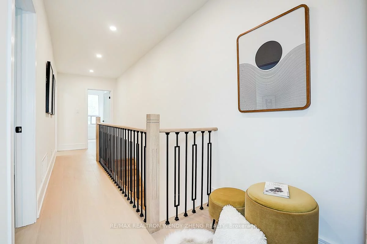 2179, Dundas, Roncesvalles, Toronto