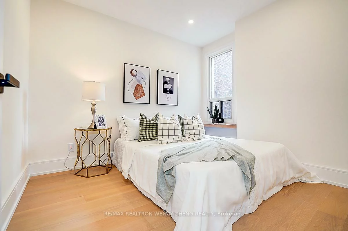 2179, Dundas, Roncesvalles, Toronto