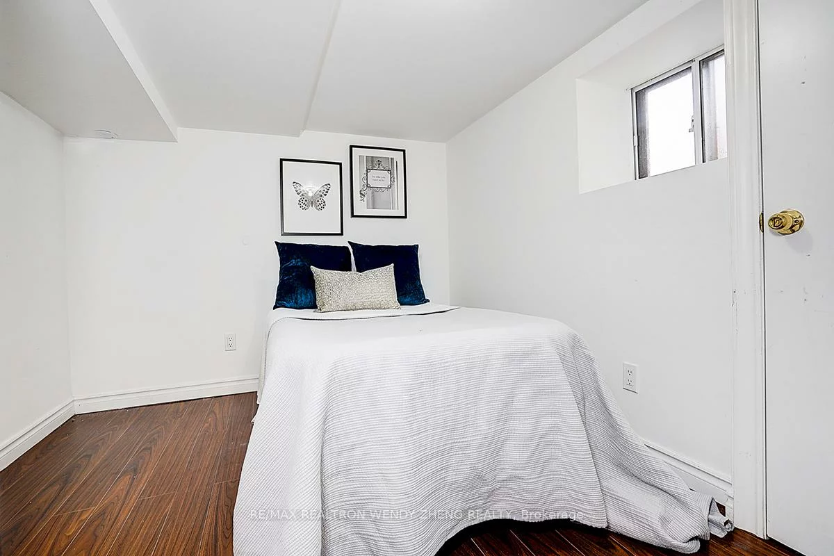 2179, Dundas, Roncesvalles, Toronto