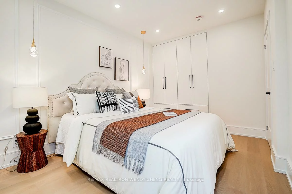 2179, Dundas, Roncesvalles, Toronto