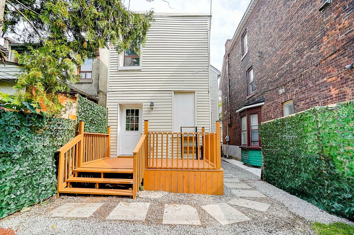 2179, Dundas, Roncesvalles, Toronto