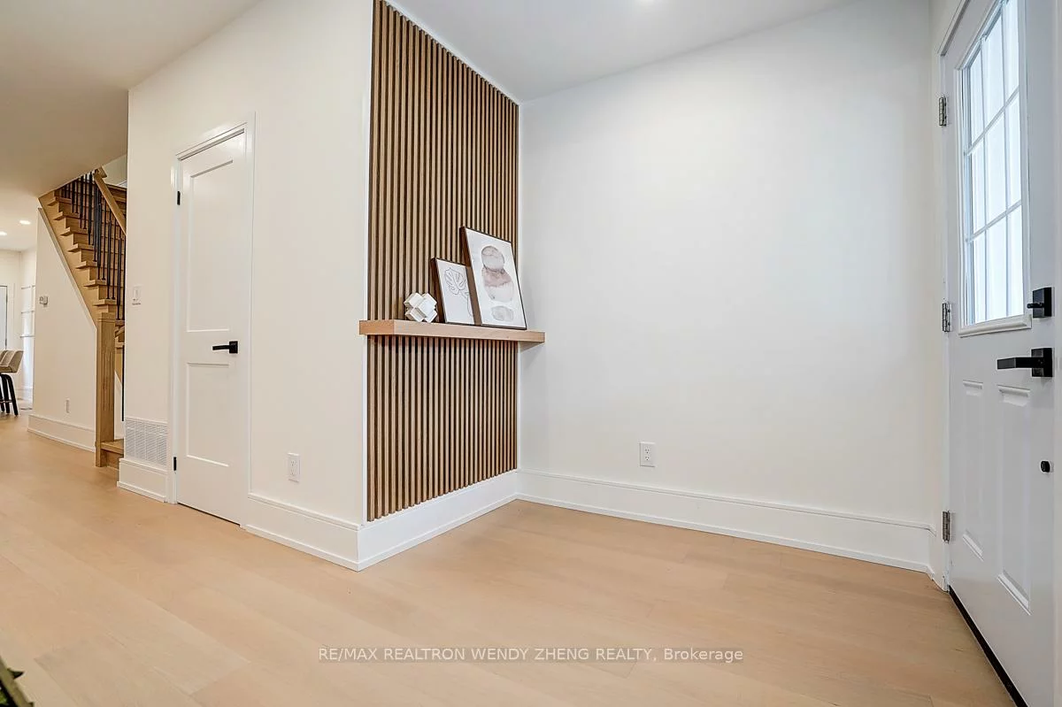 2179, Dundas, Roncesvalles, Toronto