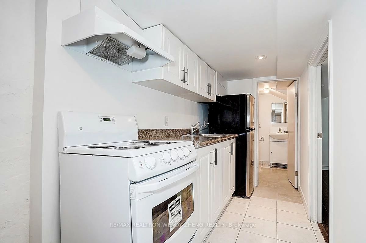 2179, Dundas, Roncesvalles, Toronto
