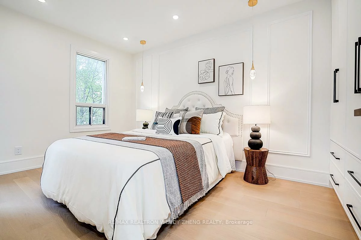 2179, Dundas, Roncesvalles, Toronto