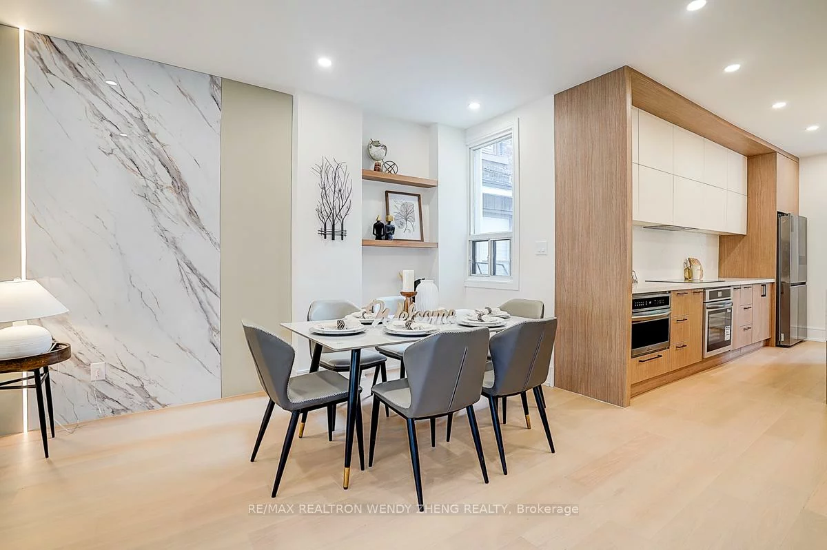 2179, Dundas, Roncesvalles, Toronto
