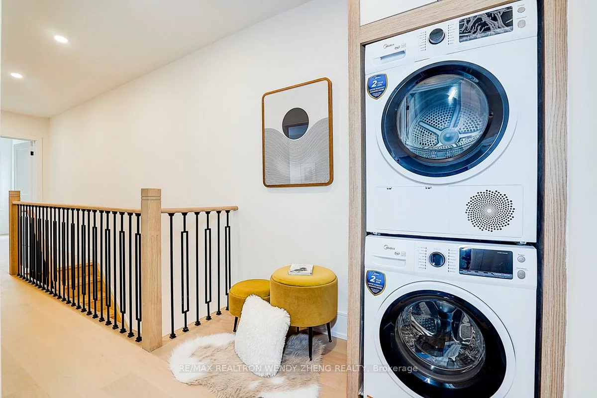 2179, Dundas, Roncesvalles, Toronto