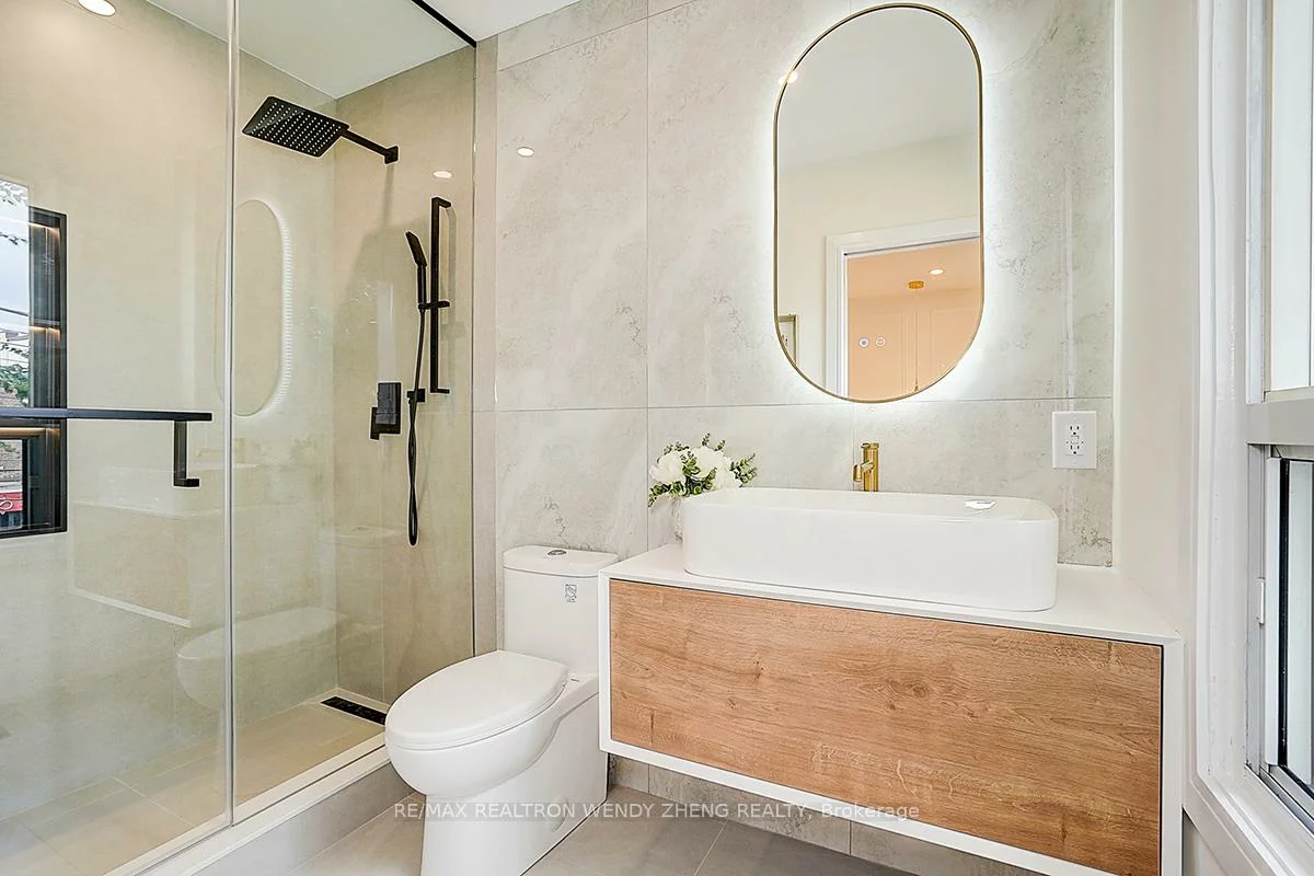2179, Dundas, Roncesvalles, Toronto