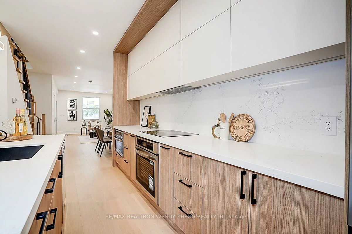 2179, Dundas, Roncesvalles, Toronto