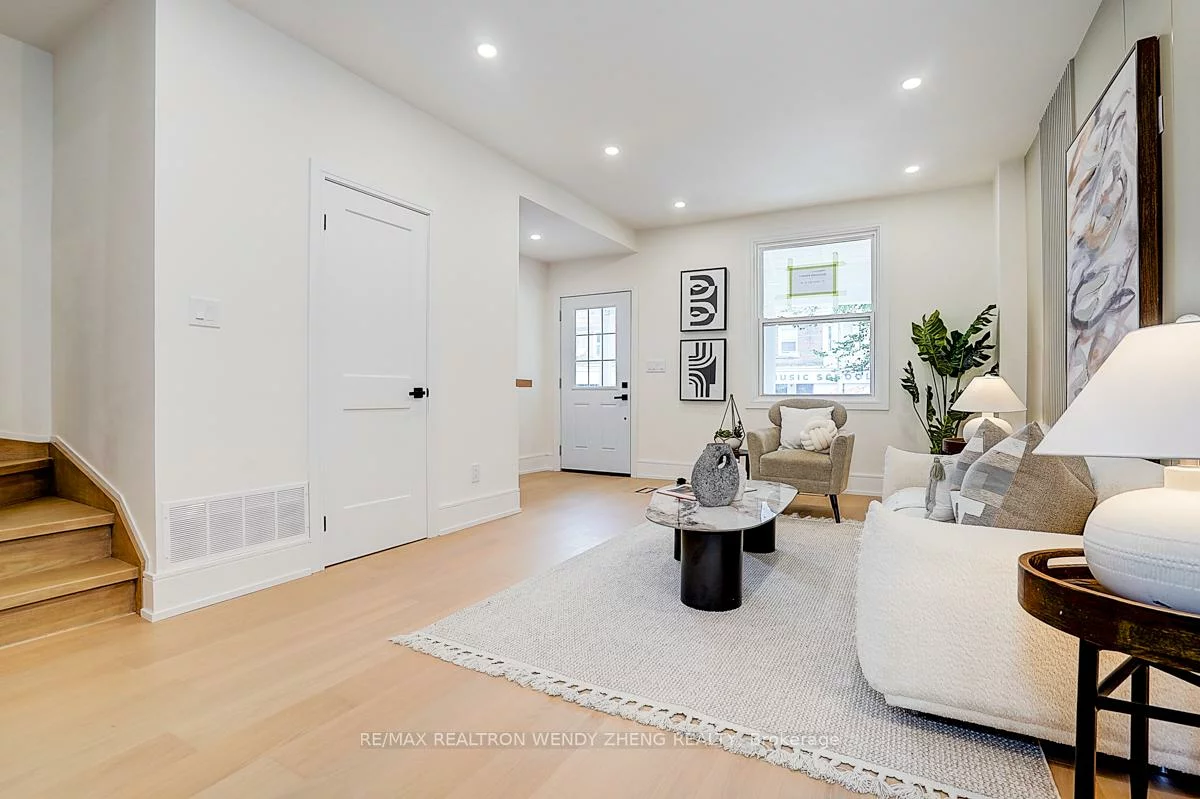 2179, Dundas, Roncesvalles, Toronto