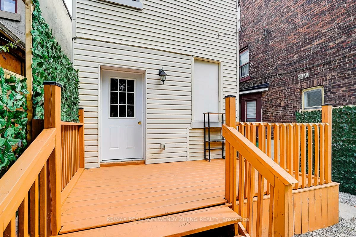 2179, Dundas, Roncesvalles, Toronto