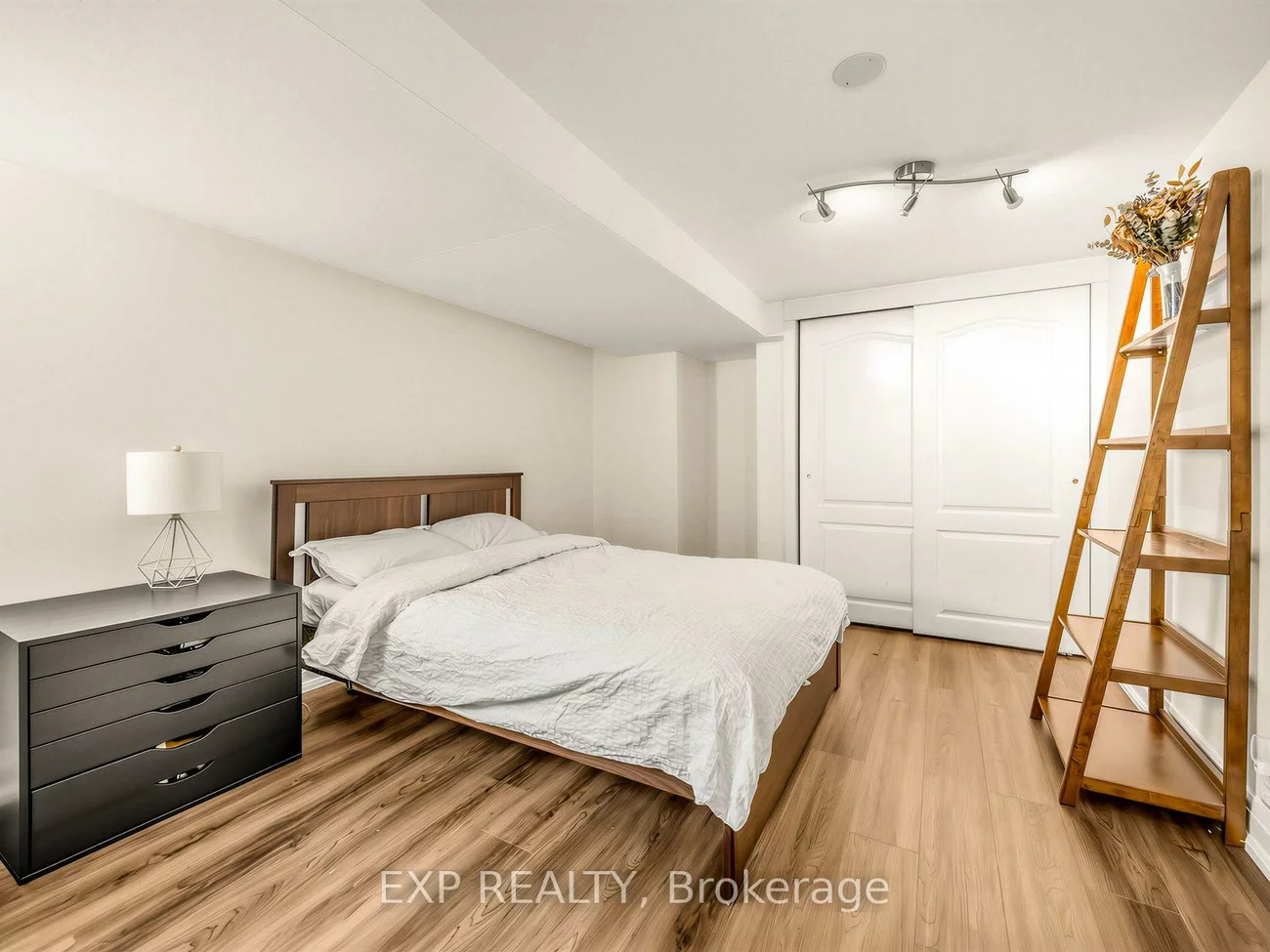 10, Yarn, Islington-City Centre West, Toronto