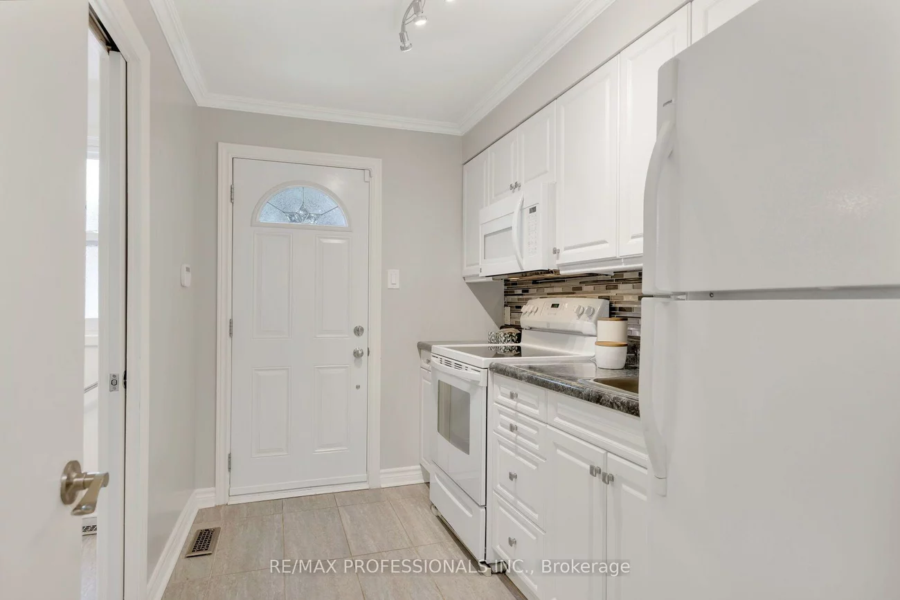 36, Thicket, Markland Wood, Toronto