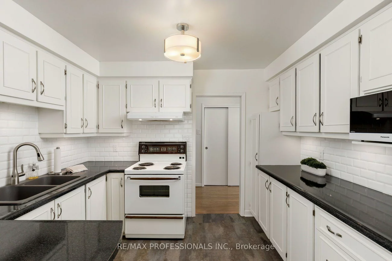 36, Thicket, Markland Wood, Toronto