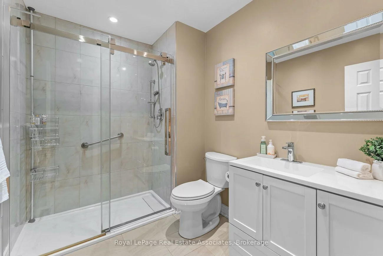 20, Honeywood, Glenfield-Jane Heights, Toronto