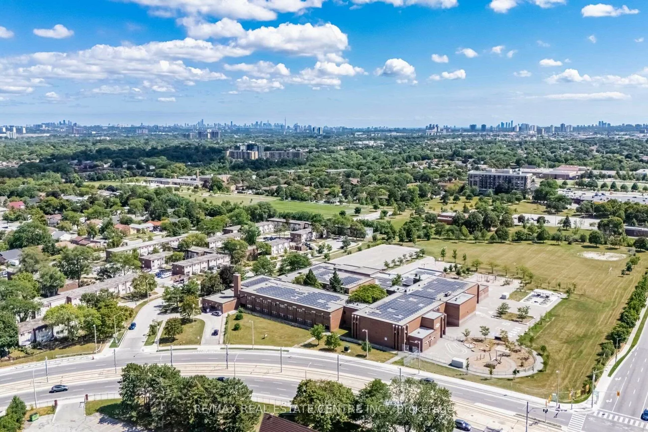 71, Sultan Pool, West Humber-Clairville, Toronto