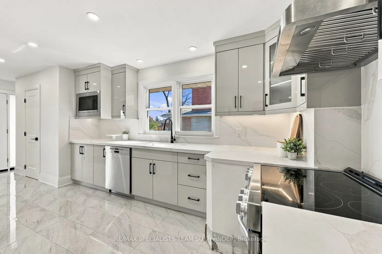 10, Dumbarton, Stonegate-Queensway, Toronto