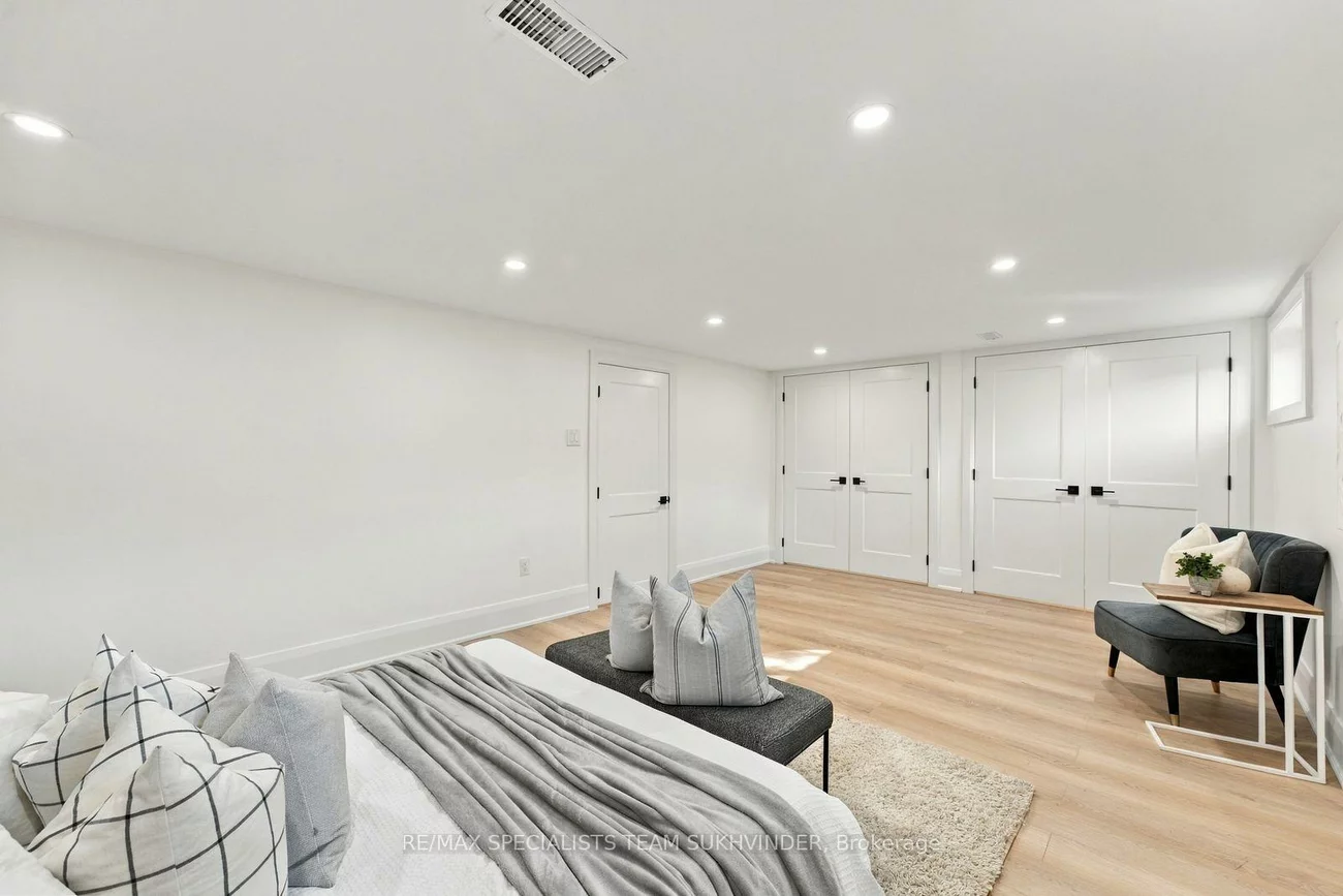 10, Dumbarton, Stonegate-Queensway, Toronto