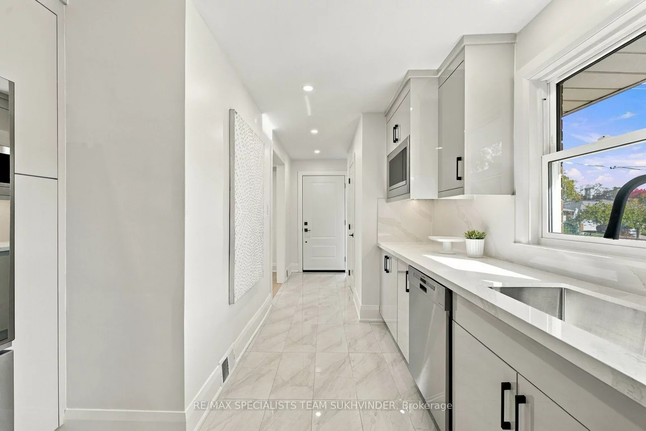 10, Dumbarton, Stonegate-Queensway, Toronto