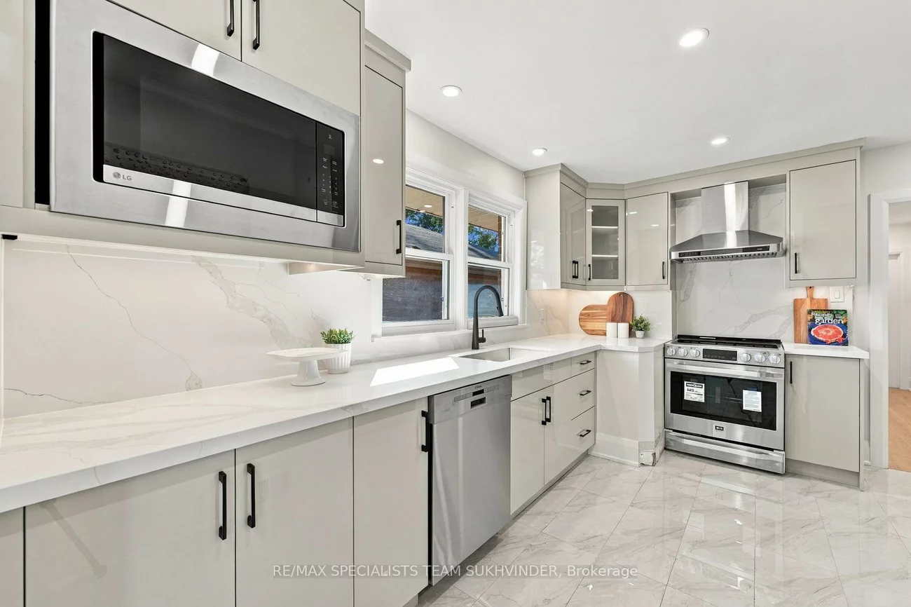 10, Dumbarton, Stonegate-Queensway, Toronto