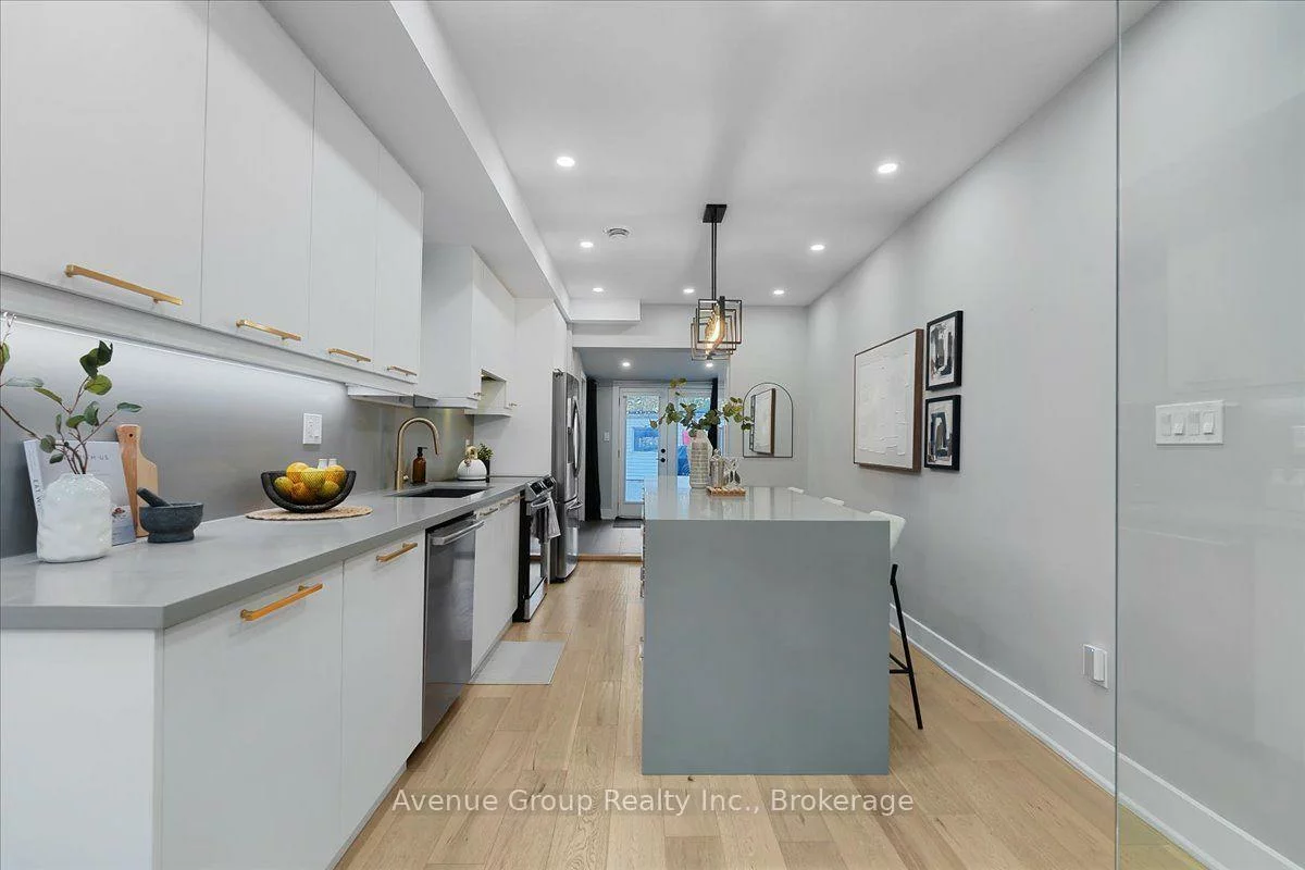 811, Dovercourt, Dovercourt-Wallace Emerson-Junction, Toronto