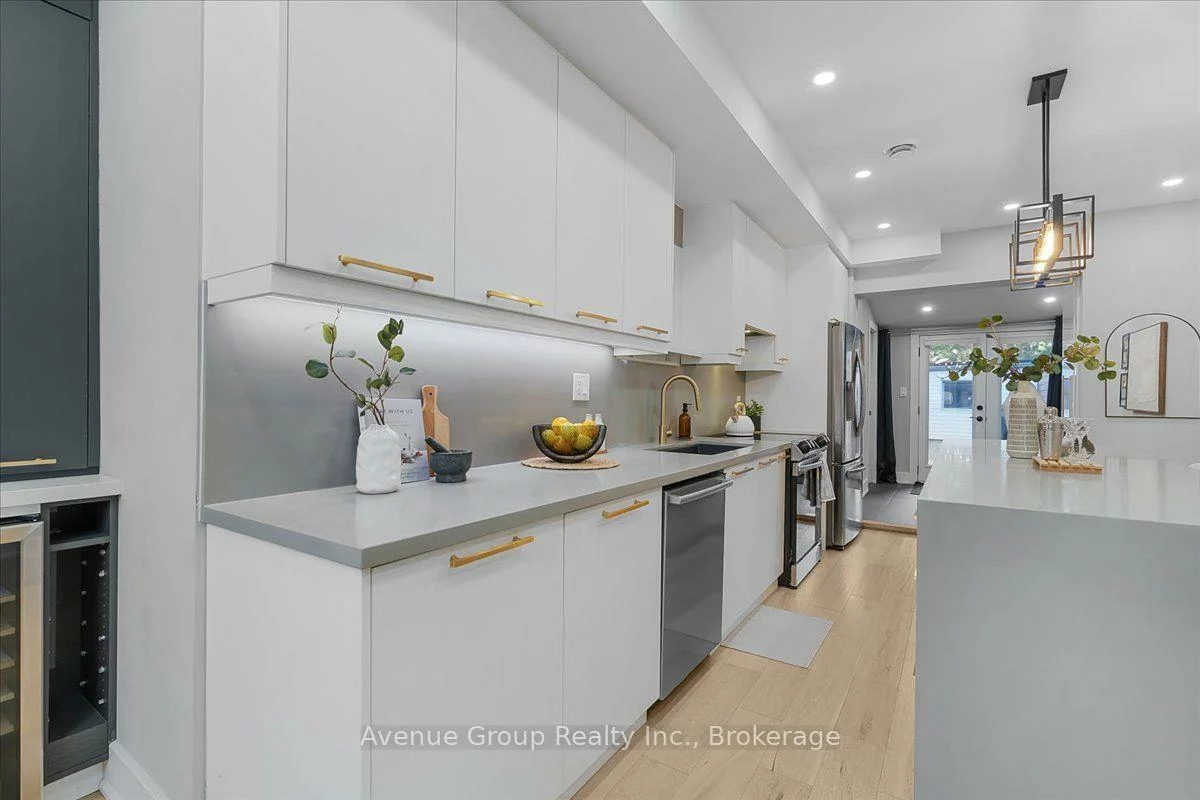 811, Dovercourt, Dovercourt-Wallace Emerson-Junction, Toronto