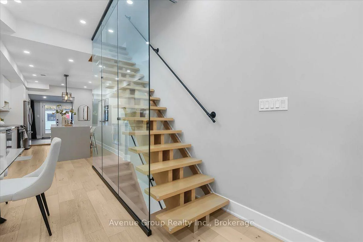 811, Dovercourt, Dovercourt-Wallace Emerson-Junction, Toronto