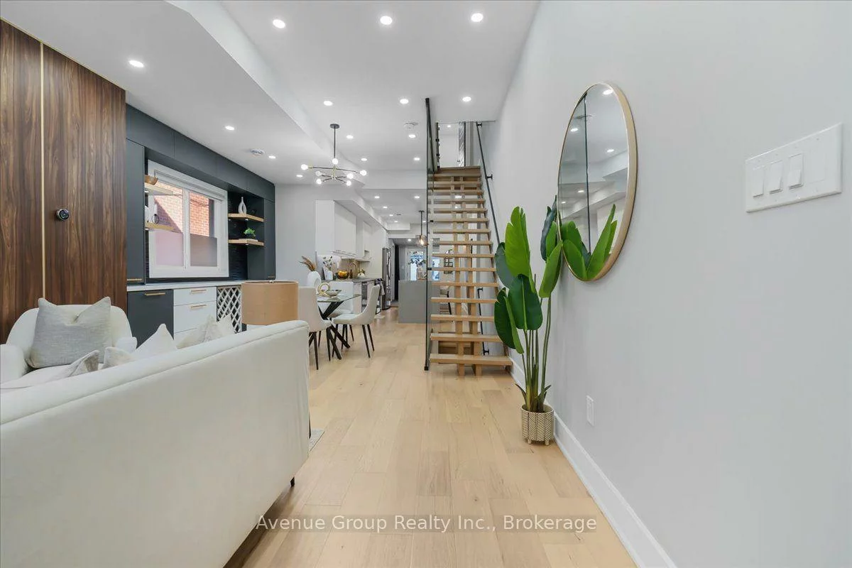811, Dovercourt, Dovercourt-Wallace Emerson-Junction, Toronto