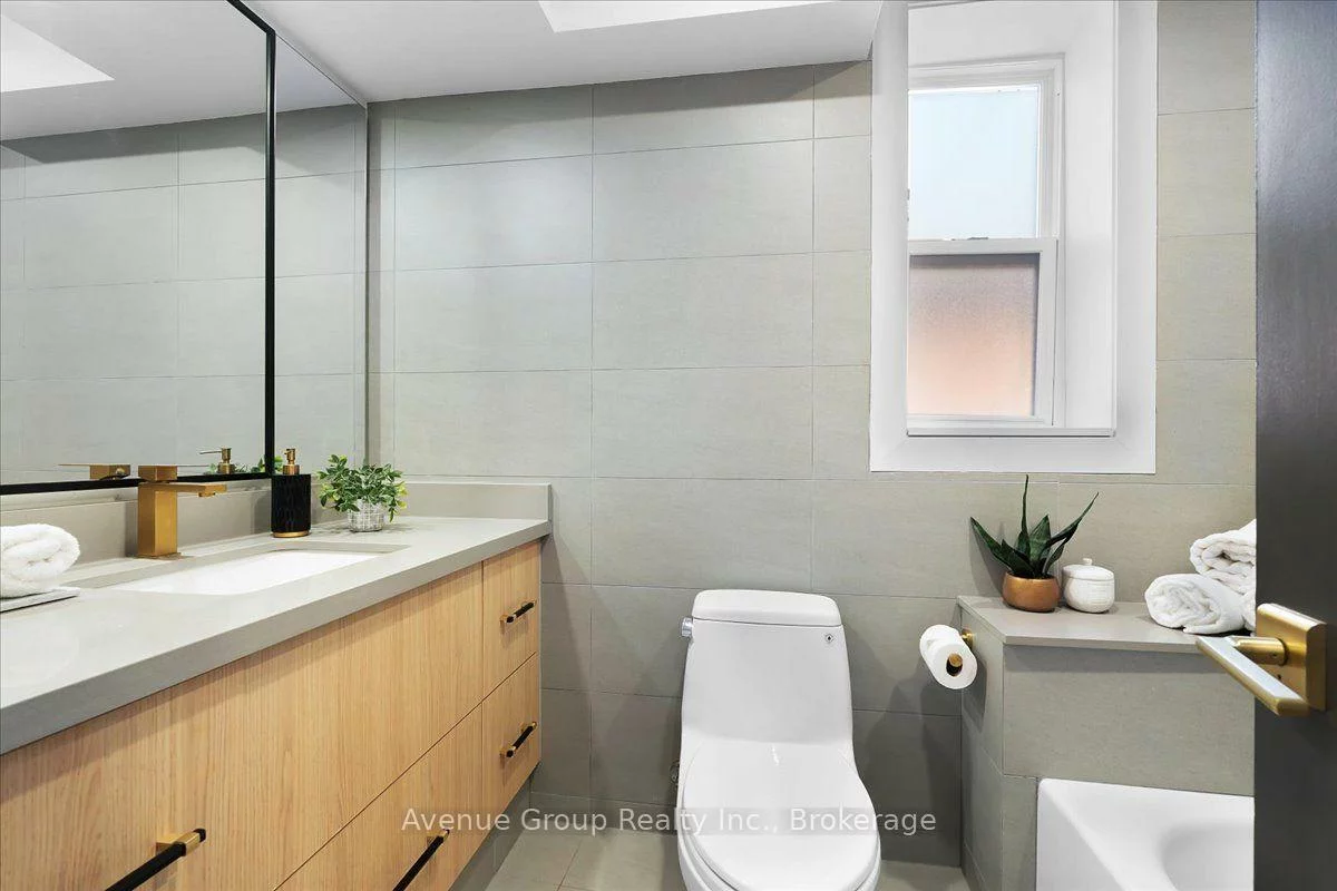 811, Dovercourt, Dovercourt-Wallace Emerson-Junction, Toronto